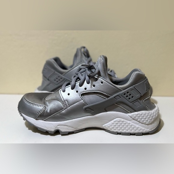Nike Air Huarache Run SE Women's Running Shoes Size 7 Metallic Silver - Picture 6 of 10